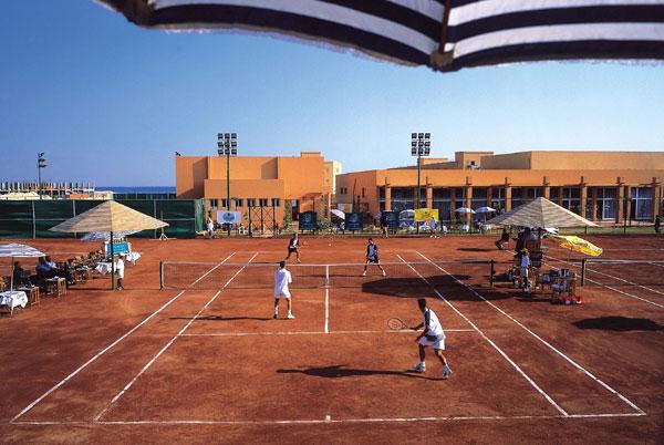 4  - ملعب تنس بالفندق