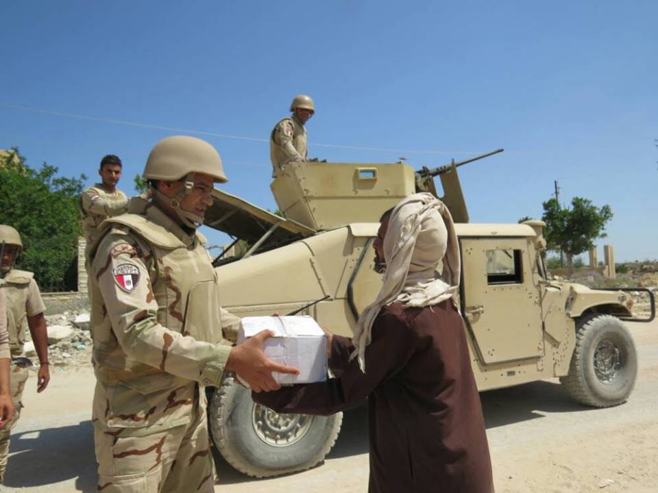 الجيش الثانى يوزع حصص تموينية مجانية بشمال سيناء