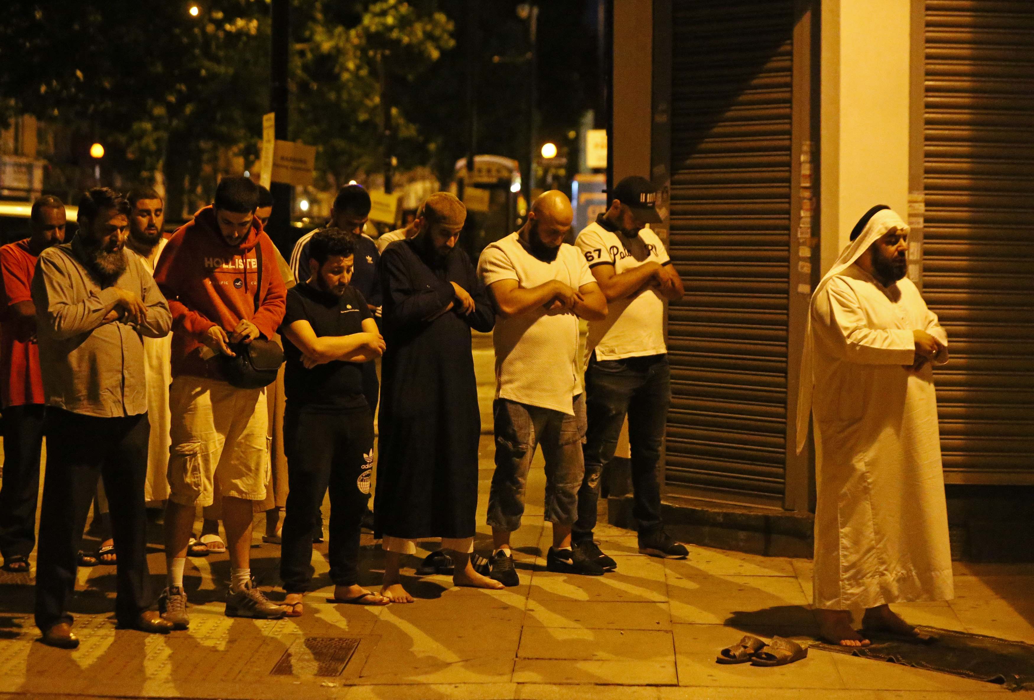 مسلمون فى بريطانيا يصلون على أرواح الضحايا بمحيط الحادث