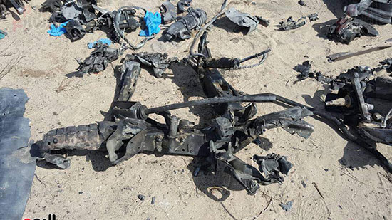 صور للسيارة المفخخة بعد تفجيرها من قبل قوات كمين العريش (6)