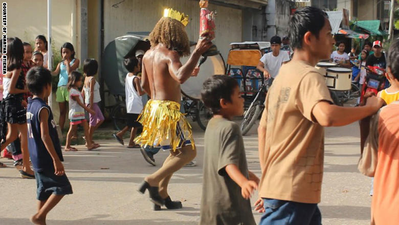 أتينزا توثق مهرجان أتي أتيهان التقليدى في جزيرة بانتايان