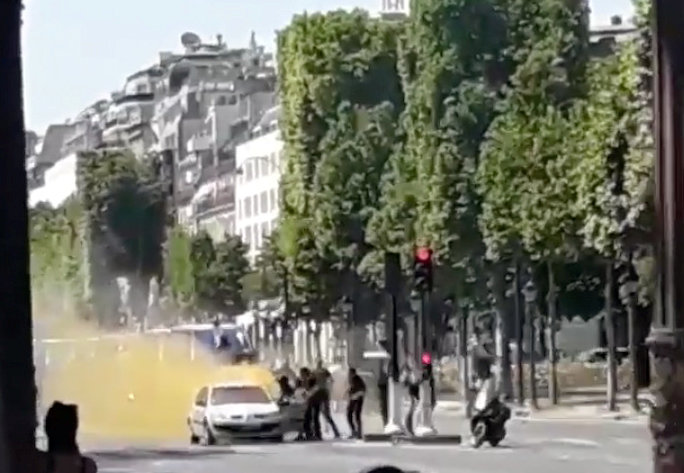 انفجار الشانزليزيه وسط العاصمة الفرنسية باريس اليوم