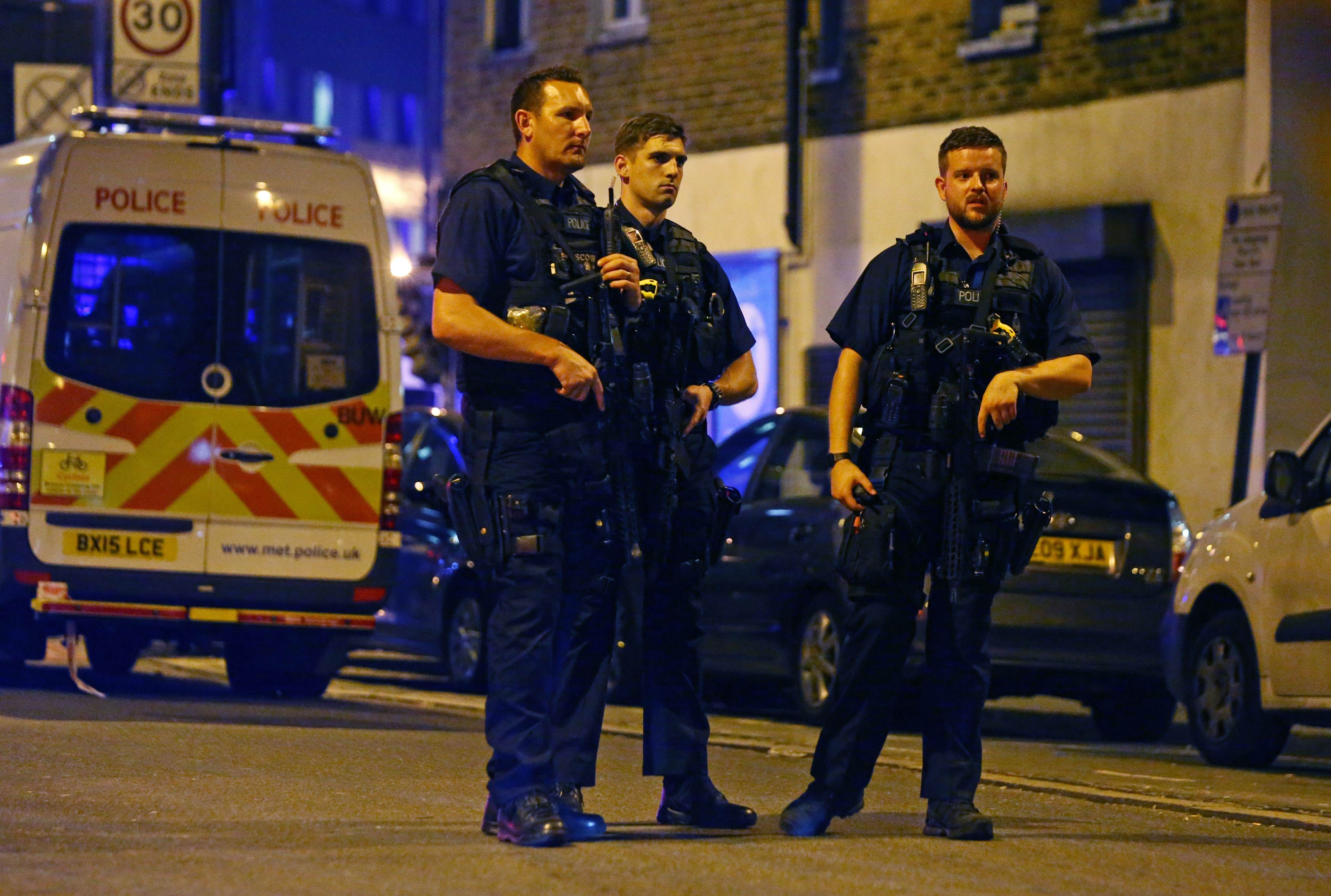 رجال الأمن فى لندن يشددون اجراءاتهم الامنية بموقع الحادث المفجع