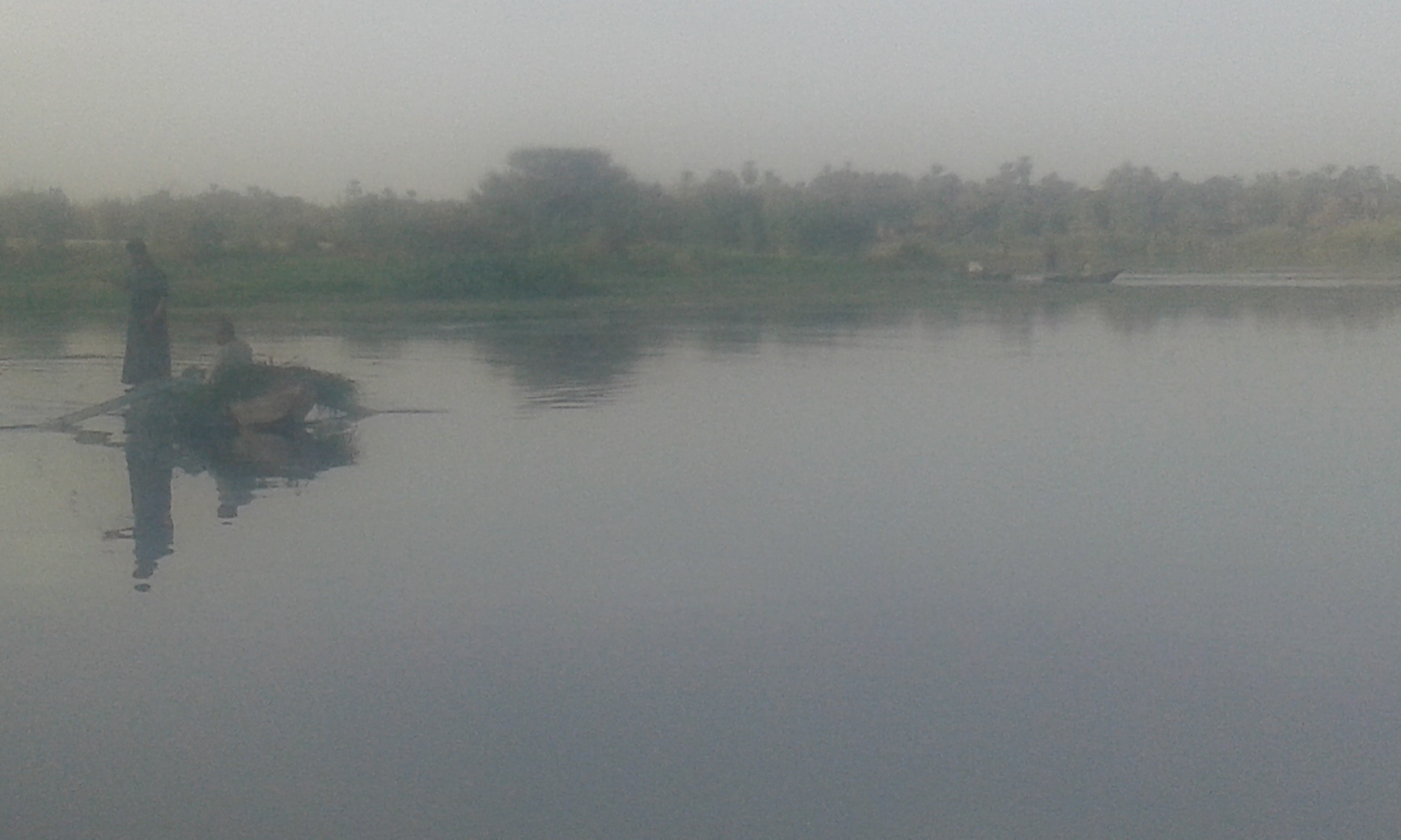 الصيد بواسطة قوارب صغيرة بنهر النيل 