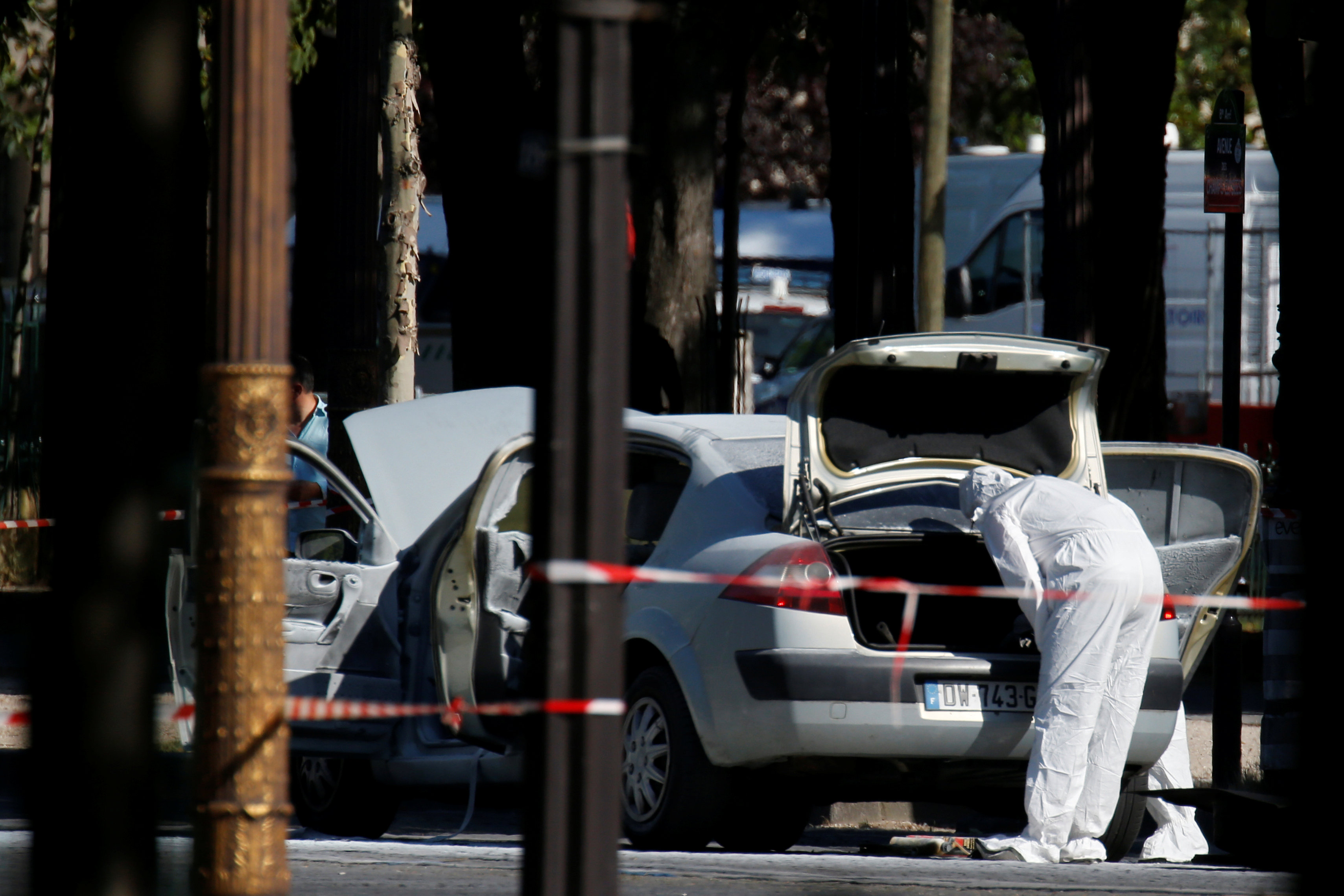 جانب من انفجار الشانزليزيه وسط العاصمة الفرنسية باريس