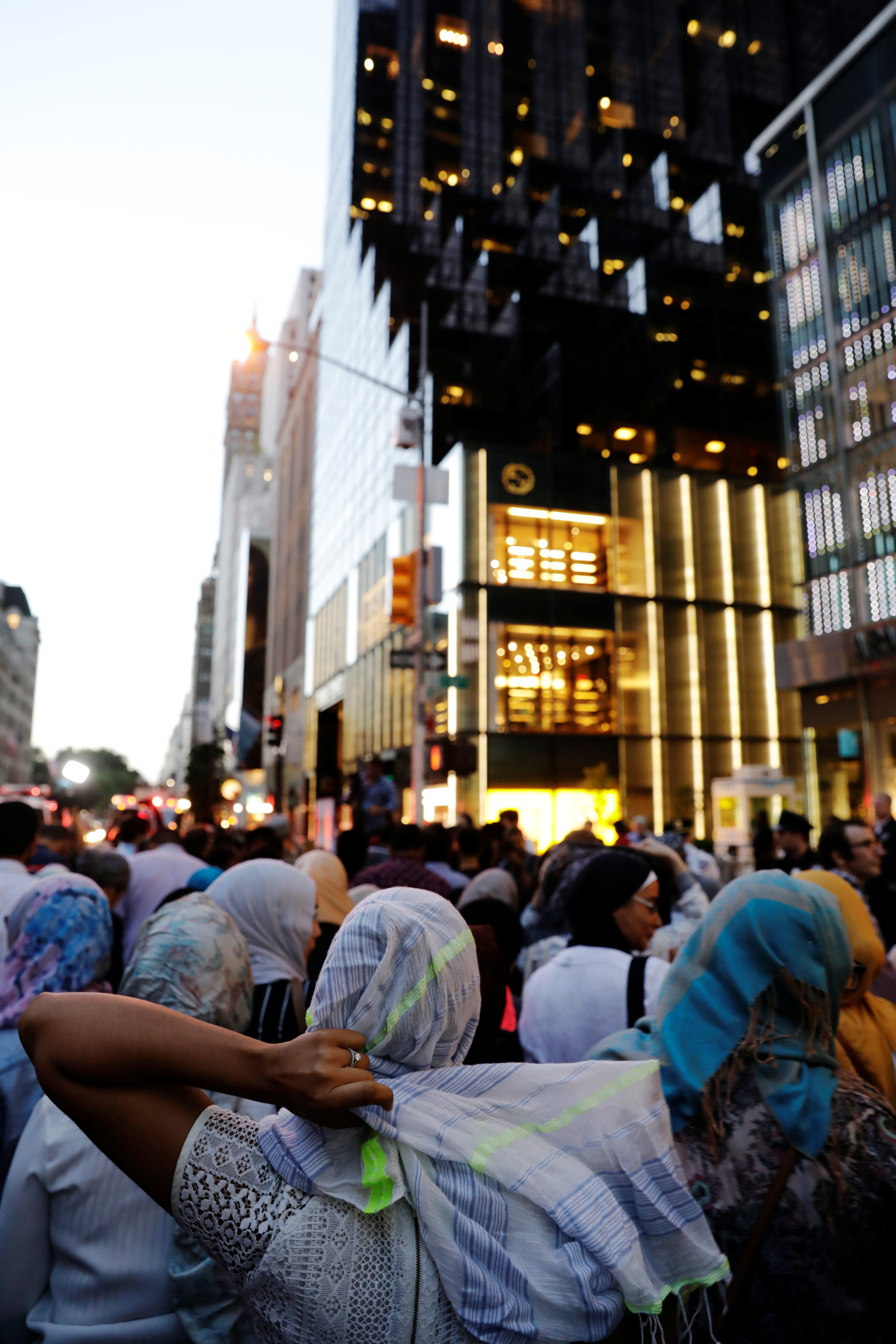 عشرات المسلمين يقفون أمام برج ترامب