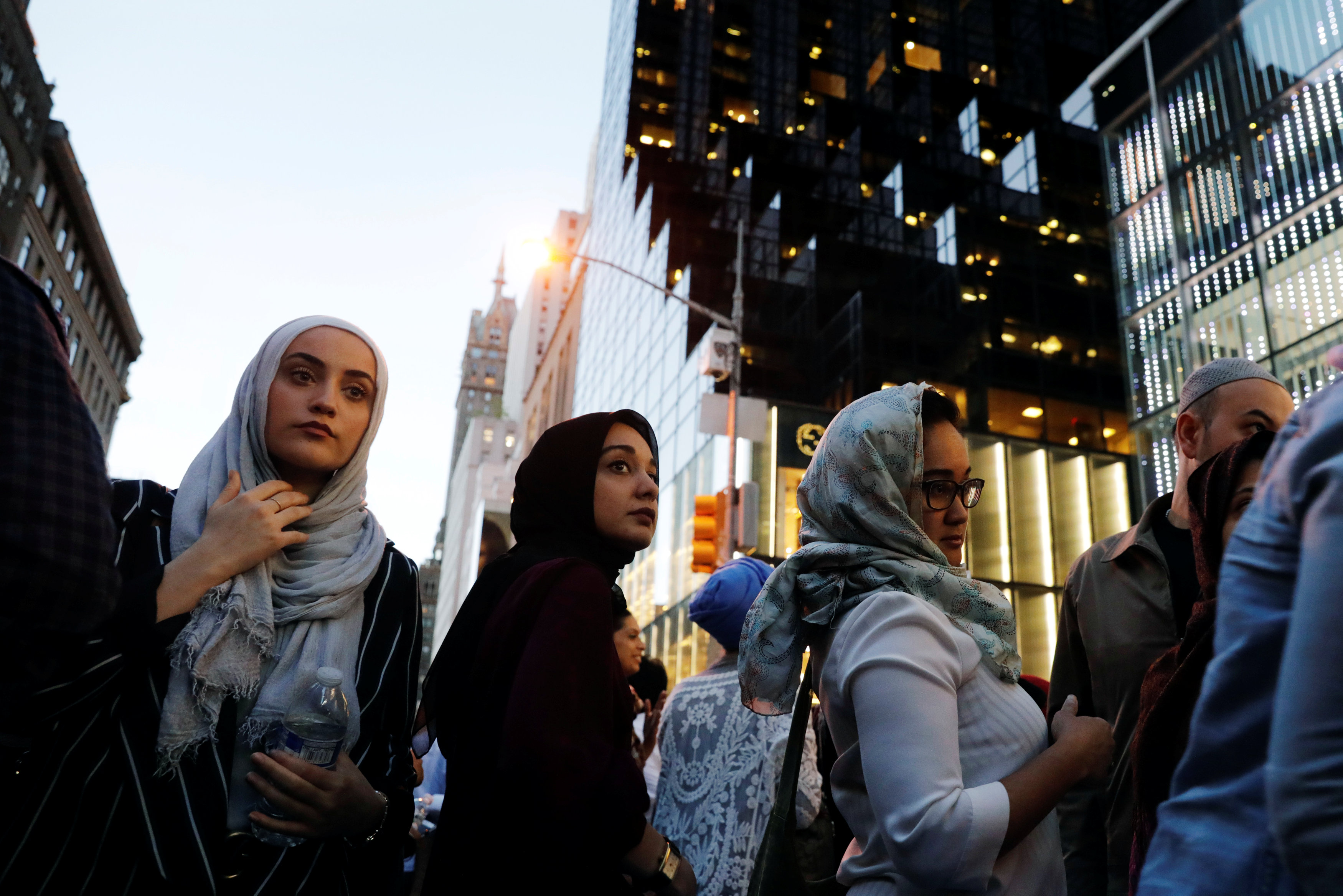 مسلمات يشاركن فى الافطار الجماعى أمام برج ترامب