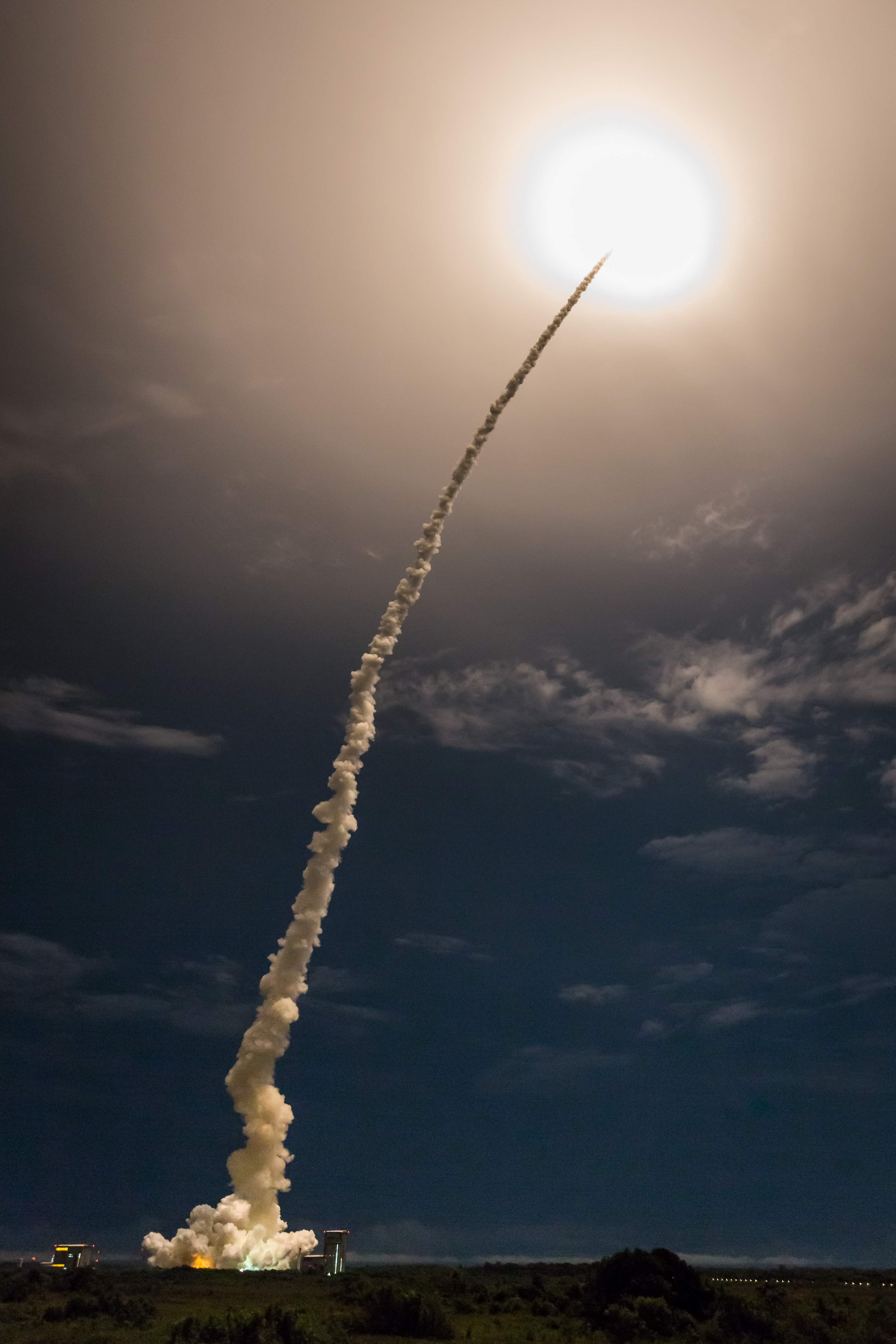 انطلاق الصاروخ نحو الفضاء