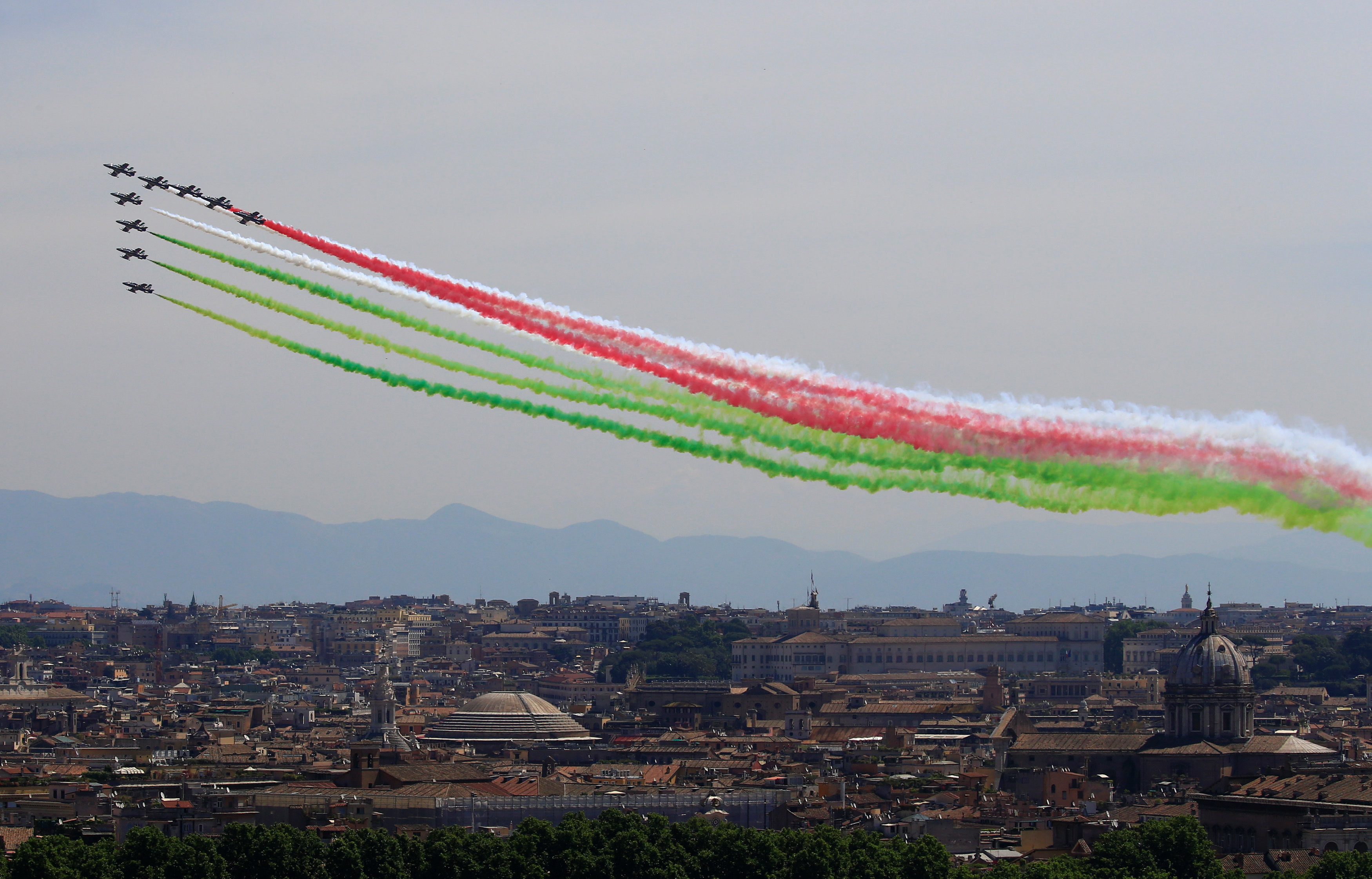 القوات الجوية فوق المدن الإيطالية