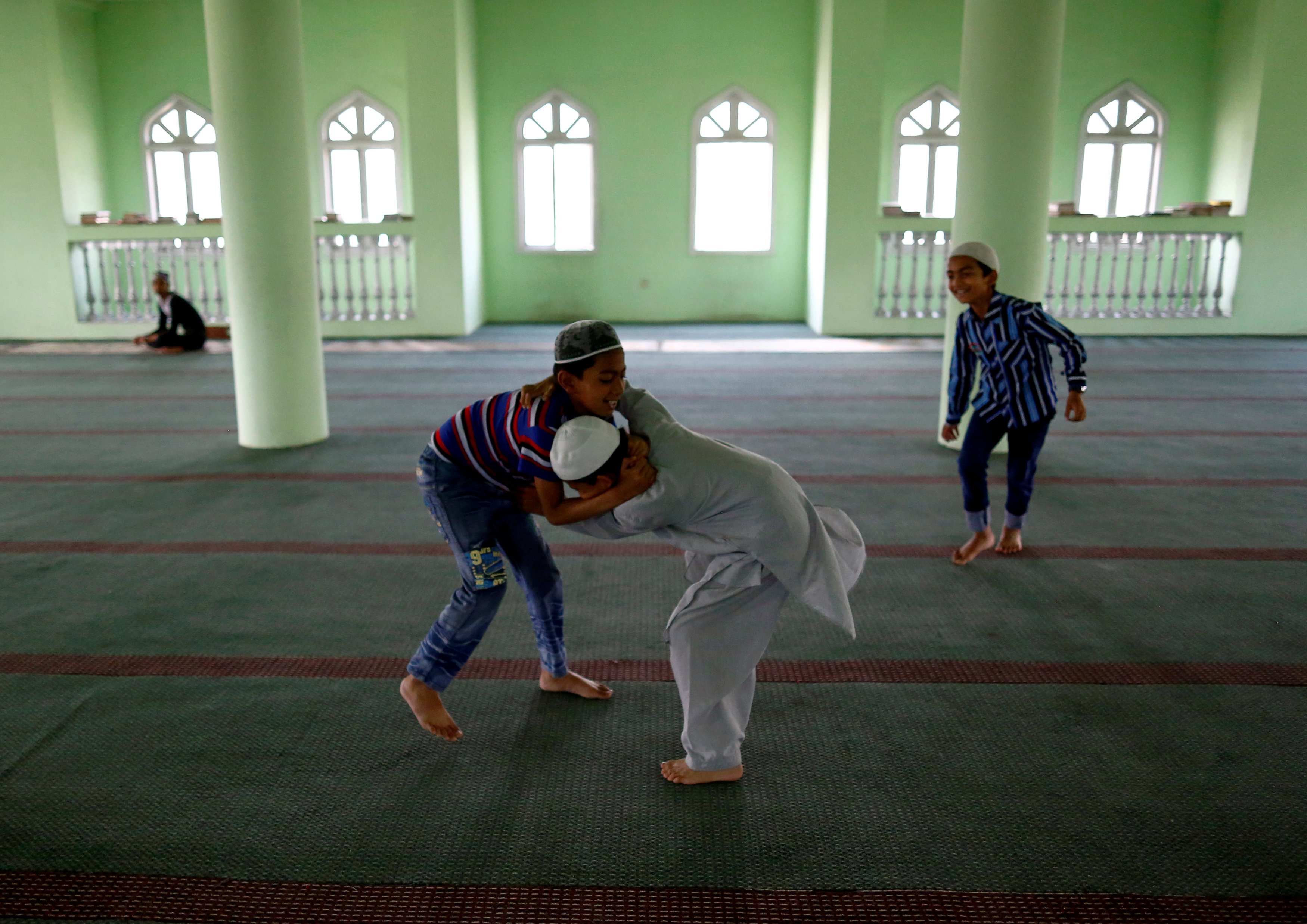 أطفال يلعبون داخل مسجد