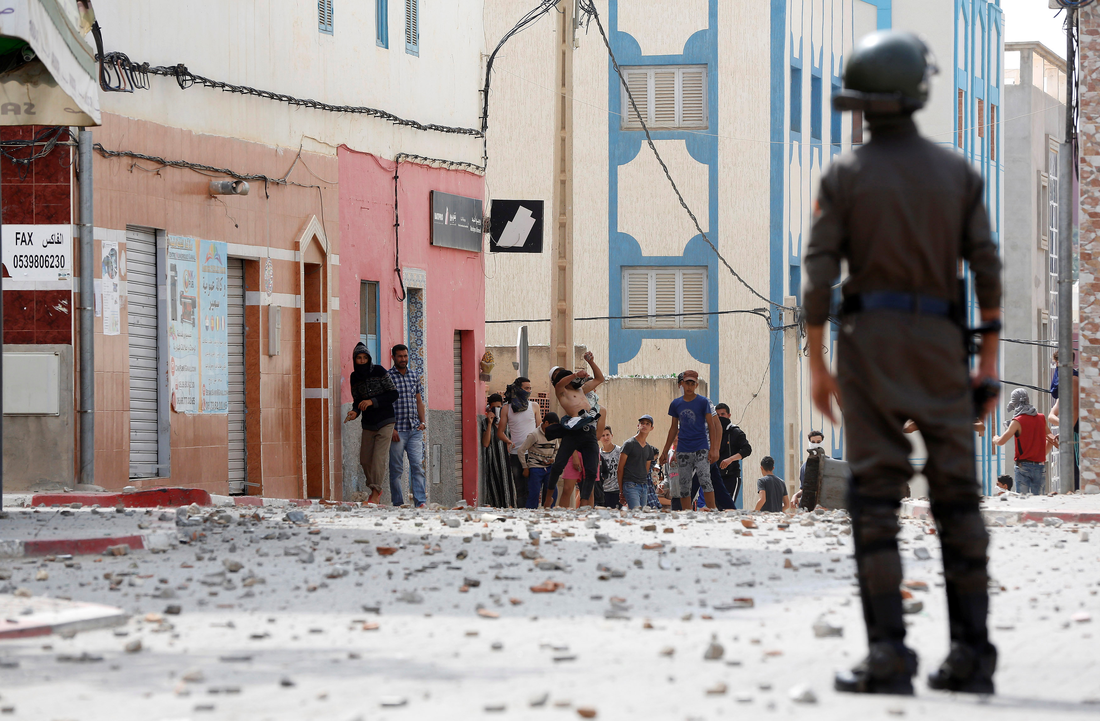 شرطى يواجه المتظاهرين فى المغرب