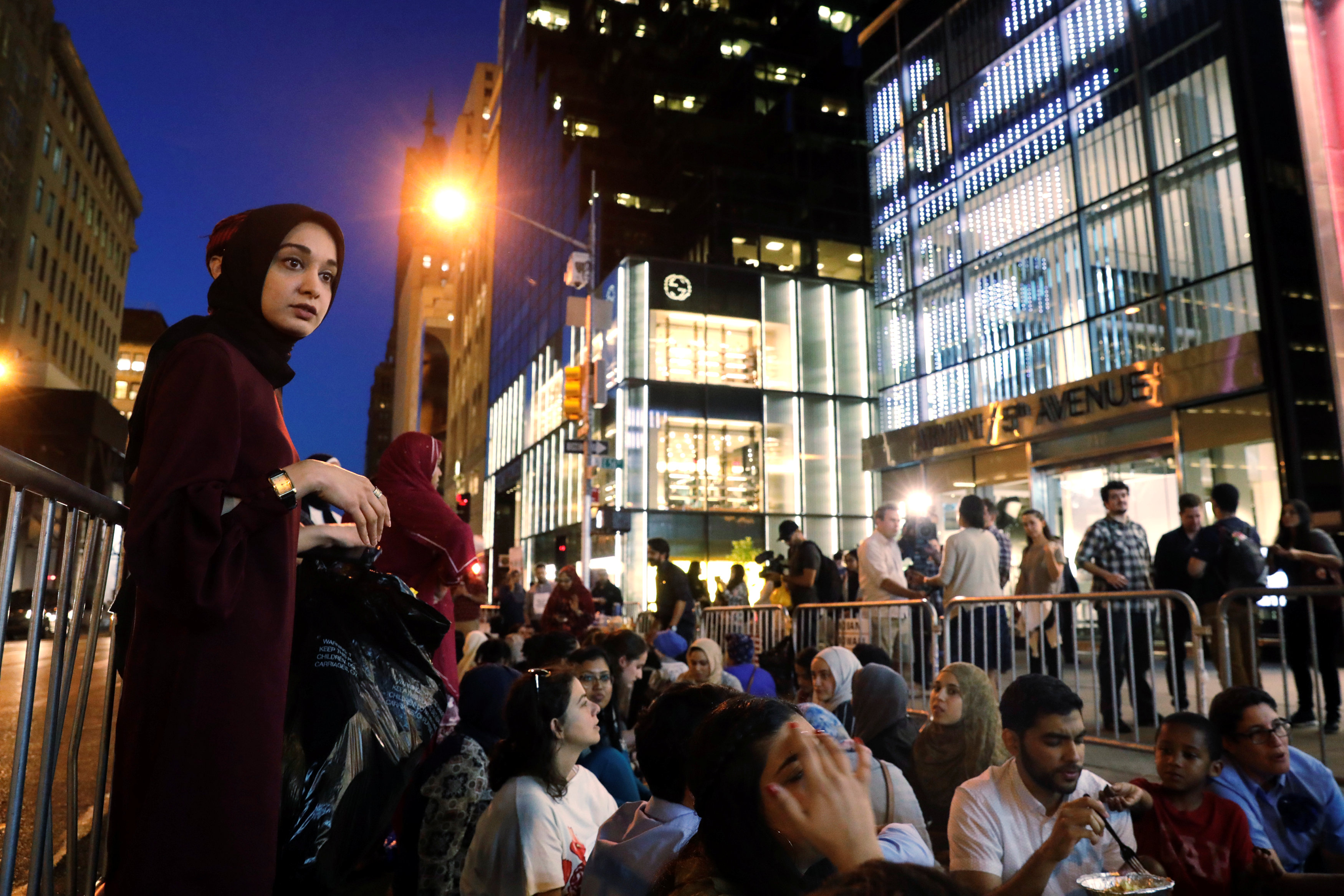 مسلمون يتجمعون للاحتفال برمضان أمام برج ترامب