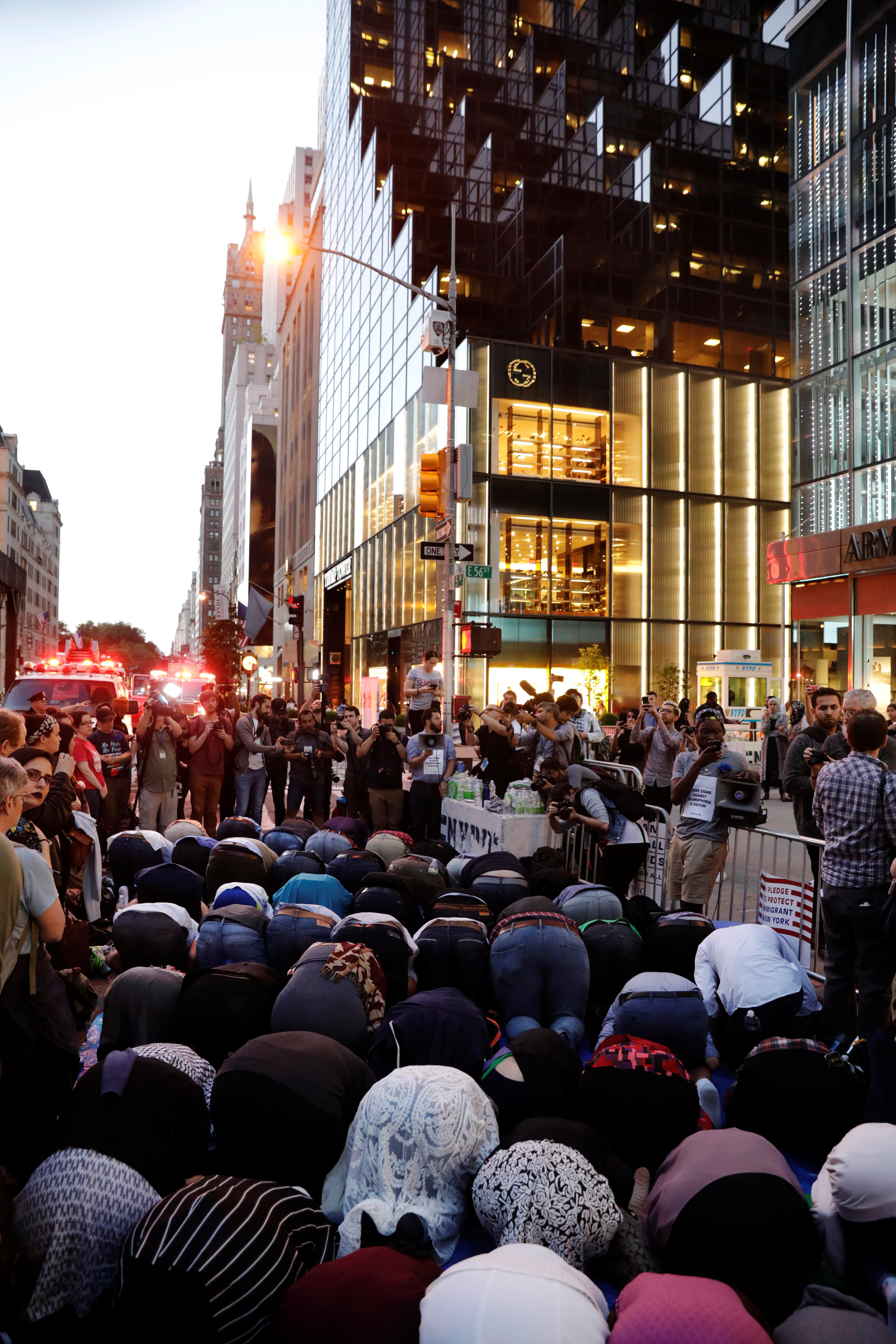 المسلمون فى امريكا يقيمون الصلاة عقب الافطار أمام برج ترامب