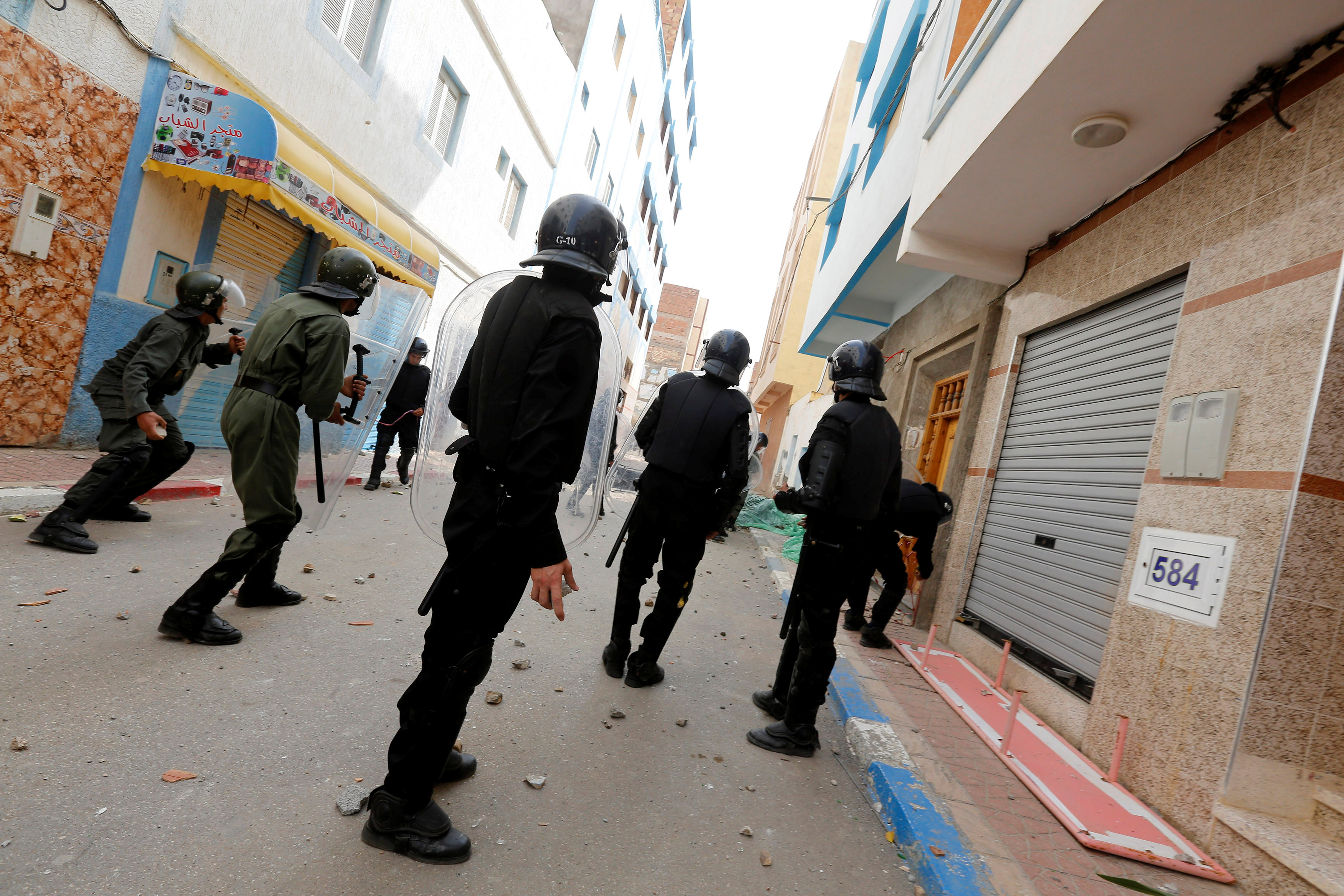 مواجهات بين الشرطة المغربية ومتظاهرين فى مدينة أمزورن