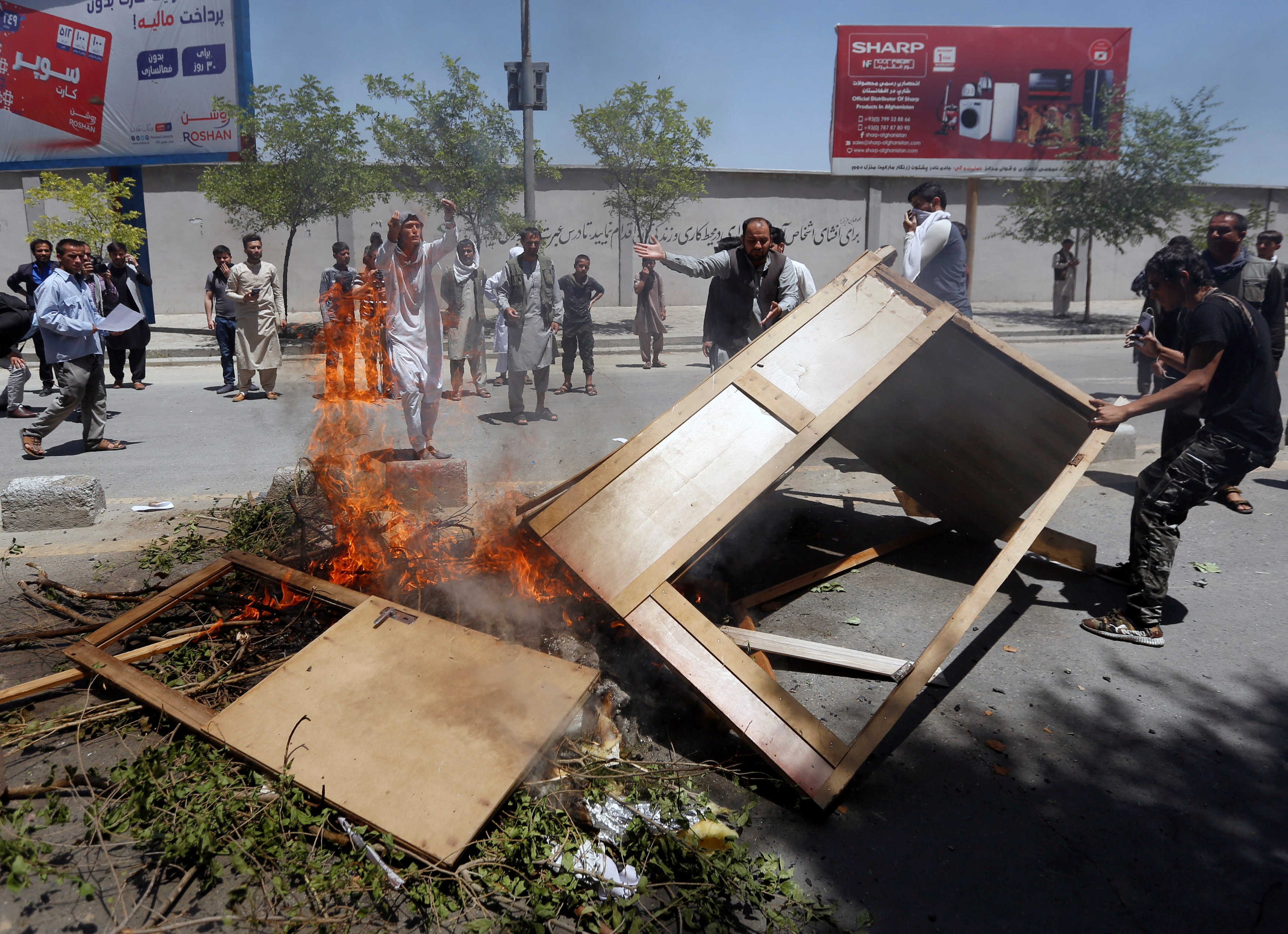 متظاهرون يشعلون النيران فى كابول