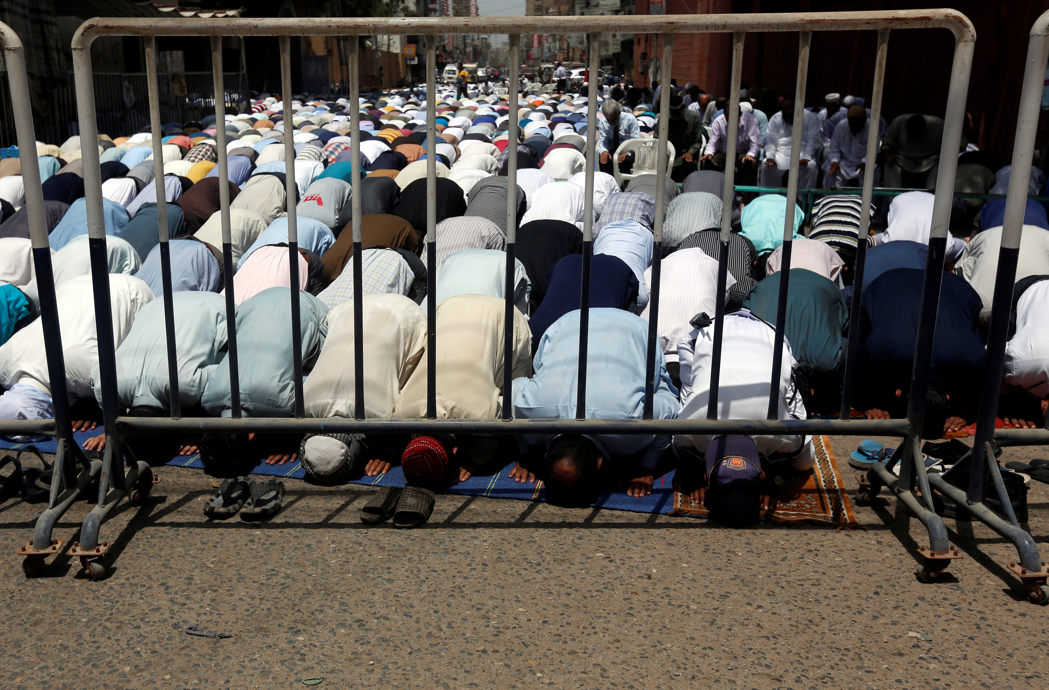 صلاة المسلمين داخل المسجد