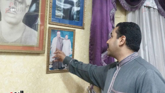 الدكتور أحمد ابو الوفا الصعيدى يشير لصور أجداده