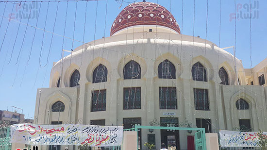محافظ بورسعيد وسط الأهالى بساحة المسجد