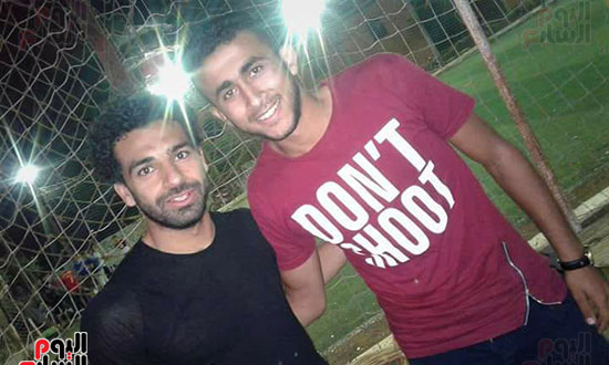 سيلفى مع احد الاصدقاء