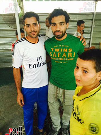 صلاح فى صور تذكاريه مع جمهوره