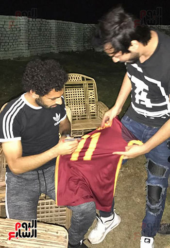 صلاح يهدى اهل بلدته قميصه