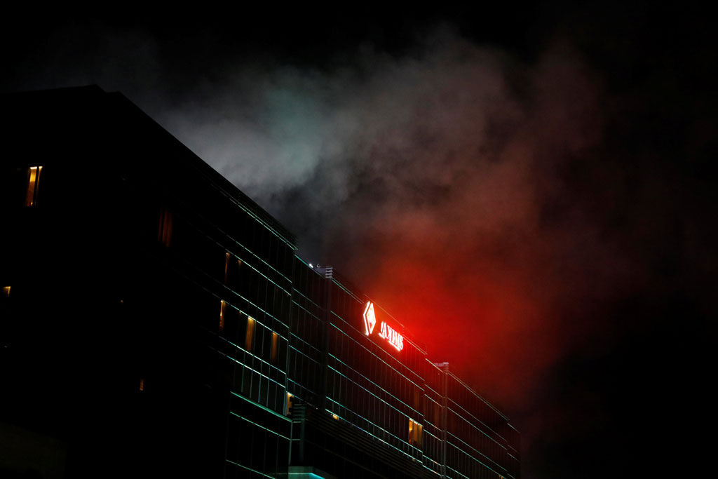 الأدخنة تتصاعد من الفندق عقب الهجوم المسلح