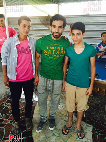 صلاح مع معجبيه