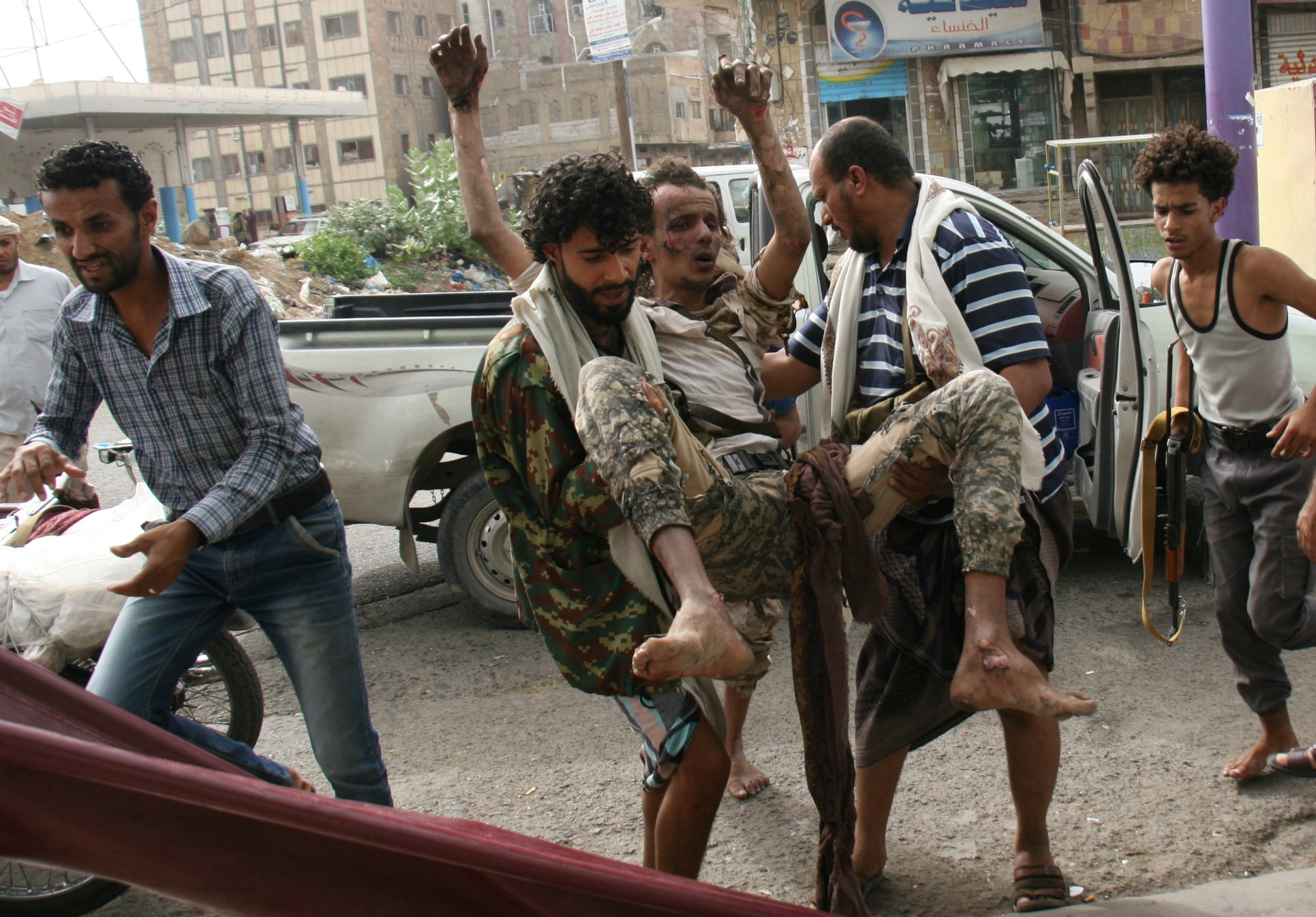 سقوط مصابين خلال اشتباكات بين القوات اليمنية ومليشيا الحوثى فى تعز