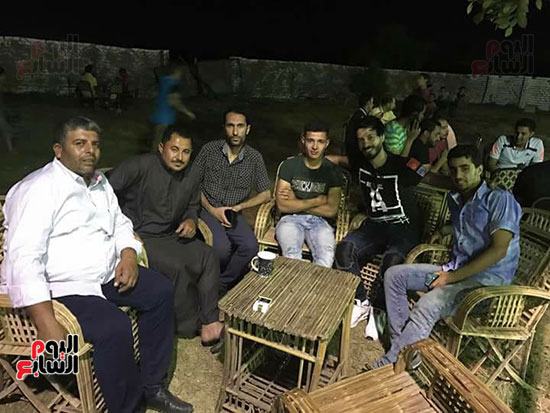 جانب من جلسات اهل القرية احتفالا بصلاح