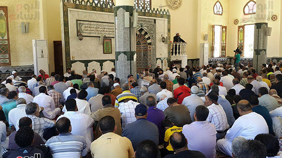  المصلون داخل مسجد الرحمن
