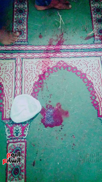  آثار الدماء على فرش المسجد