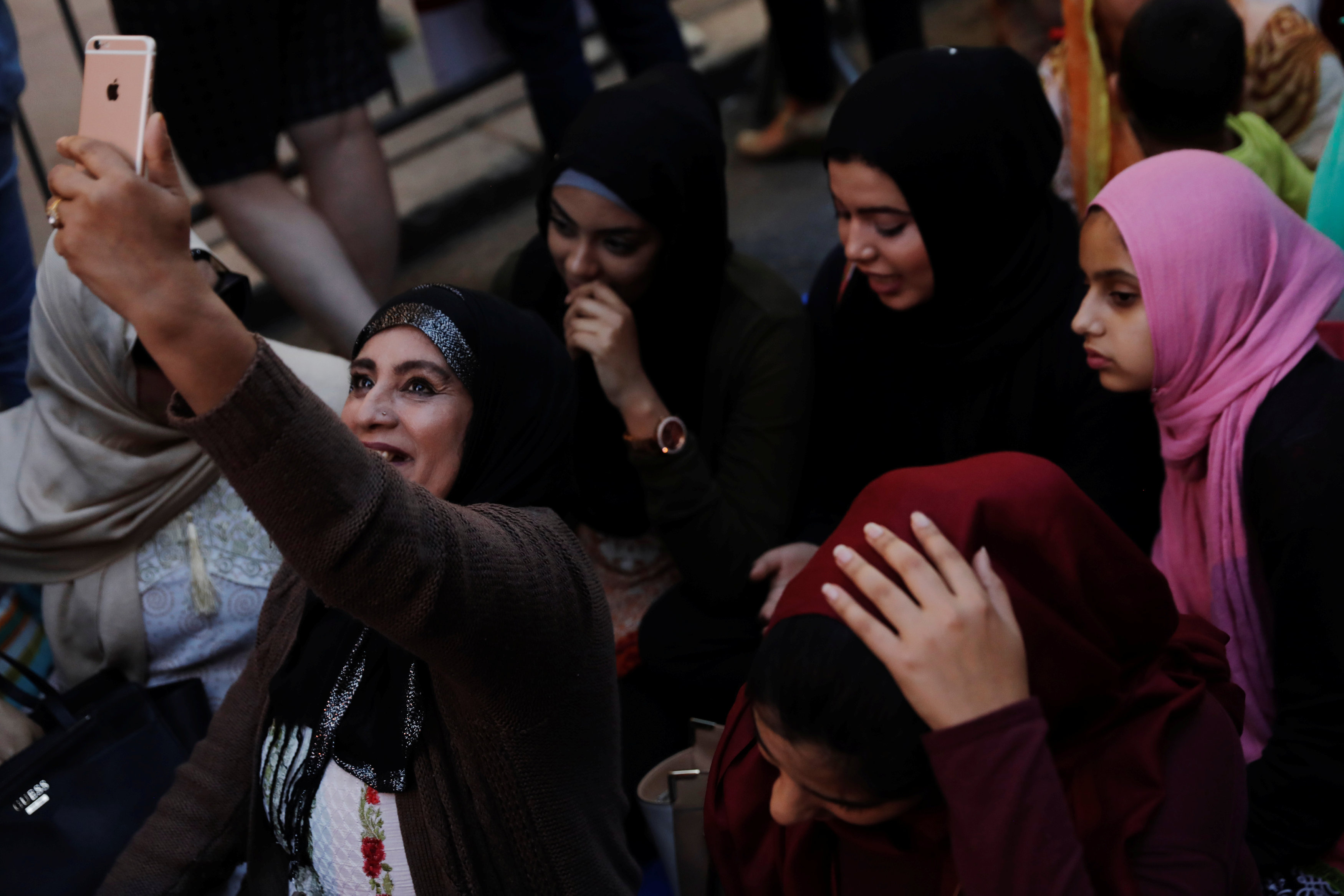 سيدات أمريكيات مسلمات يحتفلن برمضان بصورة تذكارية أمام برج ترامب