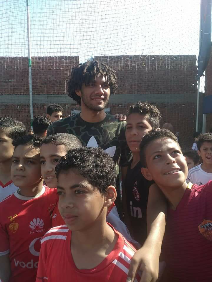 محمد النني مع أطفال أكاديمية النني