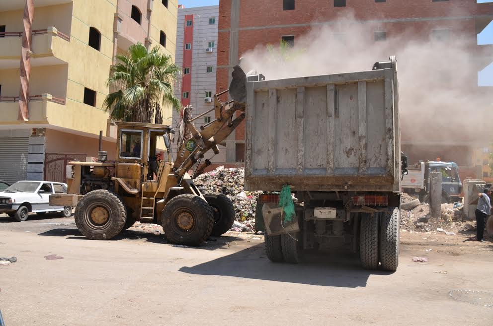 2- إزالة  القمامة من منطقة الورش بحى ثانى