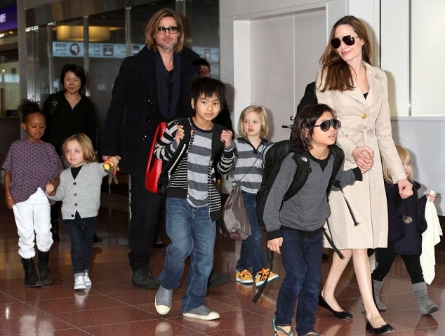 براد بيت و إنجلينا مع ابنائهما