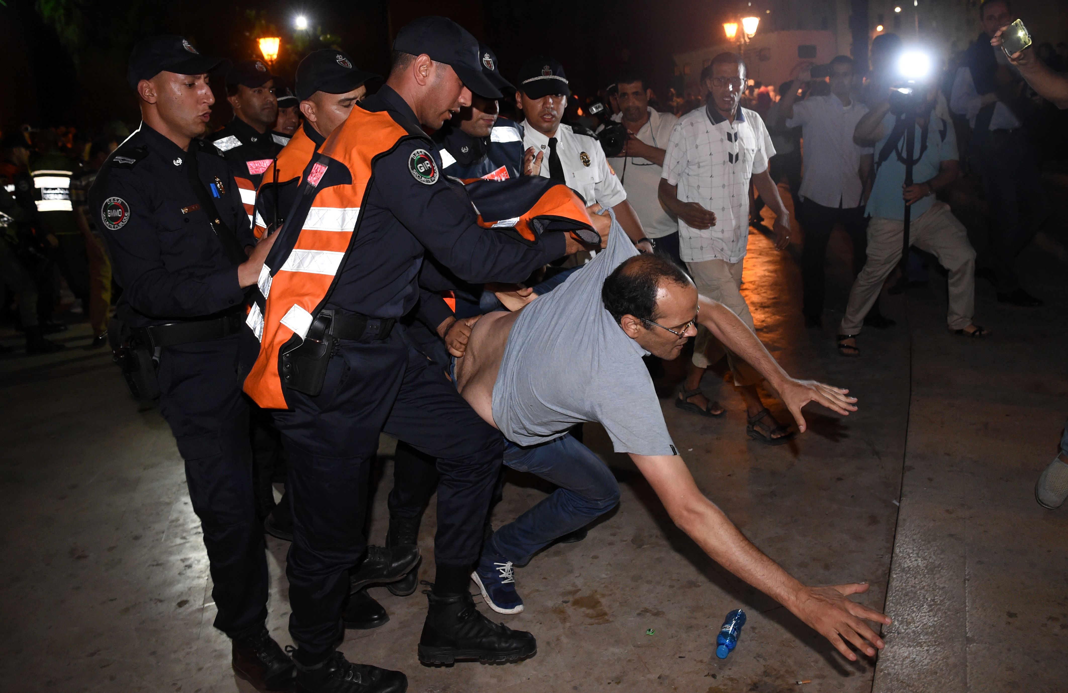 القبض على أحد المتظاهرين
