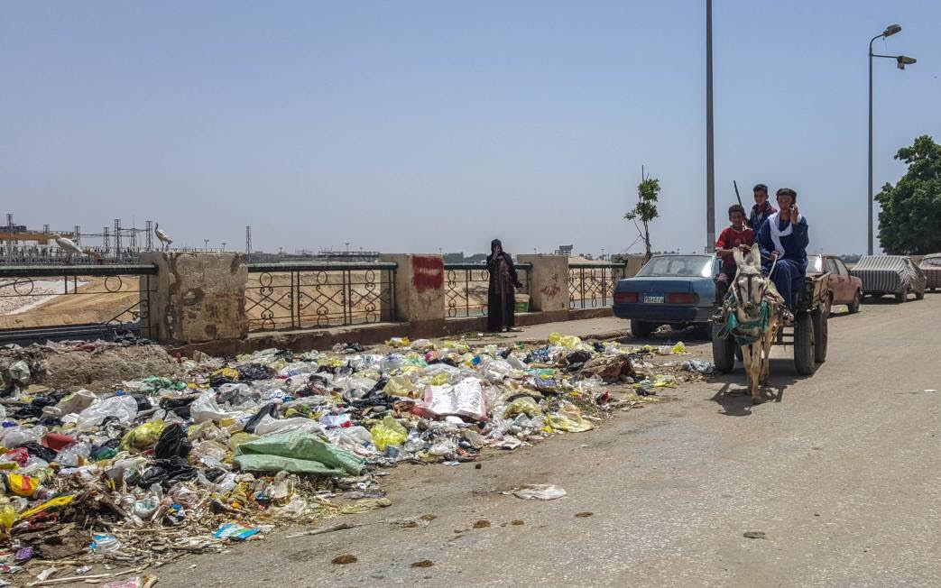 ٢- انتشار القمامة بالشوارع