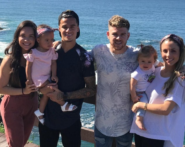 كوتينيو وعائلته بجانب مورينو وعائلته يقضيان العطلة فى البرازيل