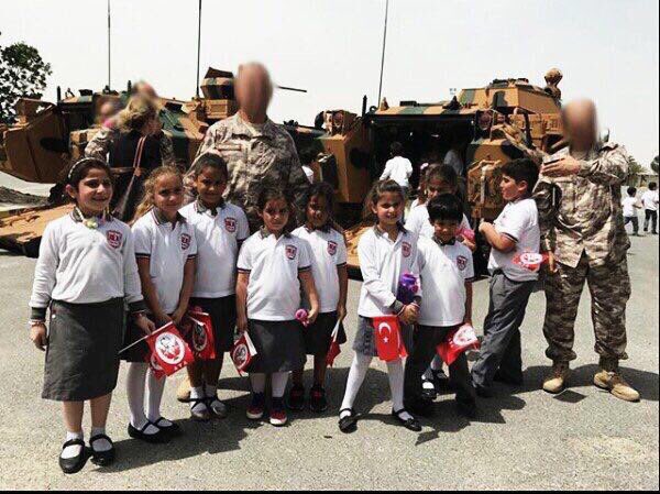 الأطفال القطريين فى القاعدة التركية