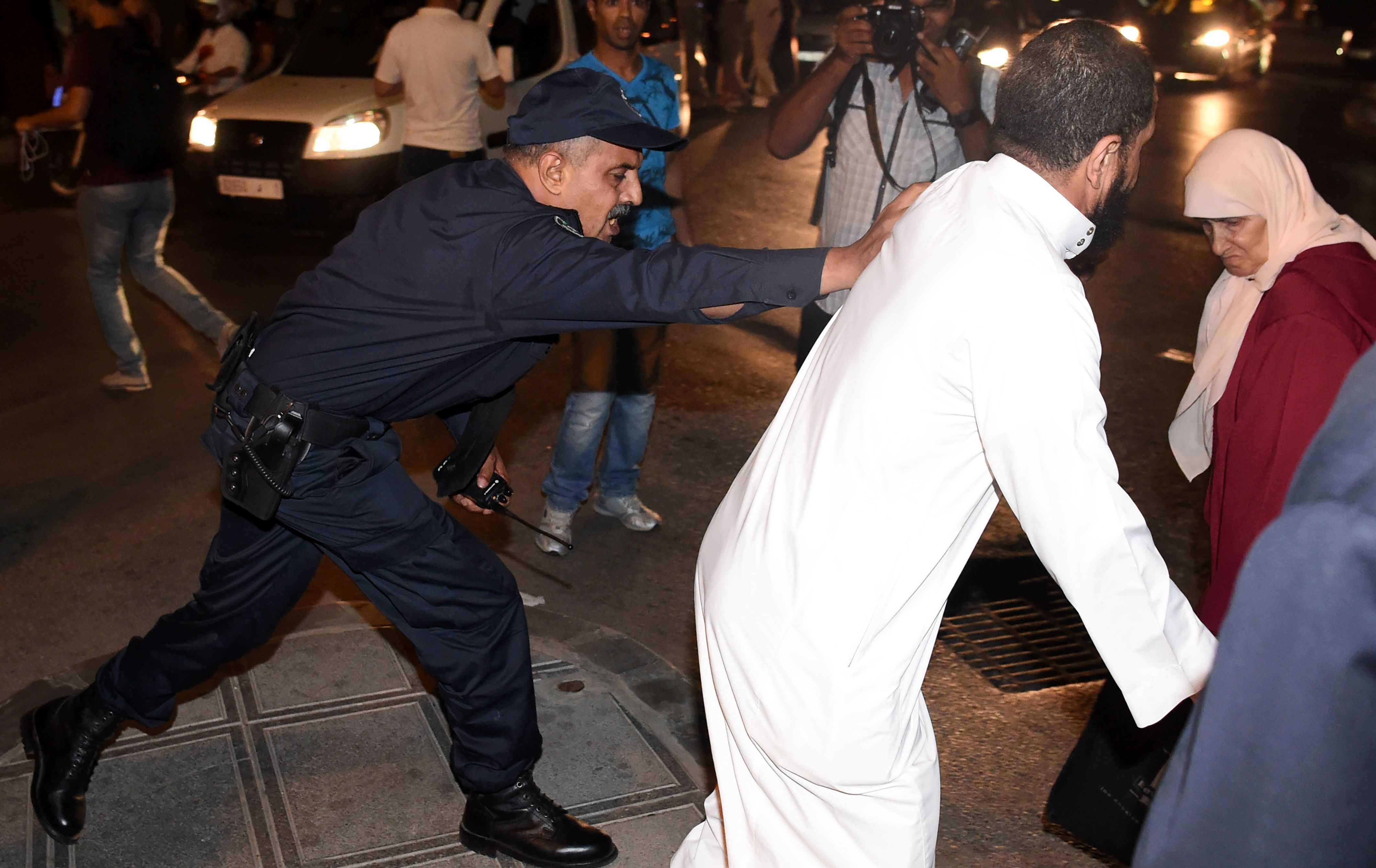 الشرطة المغربية تفرق المحتجين