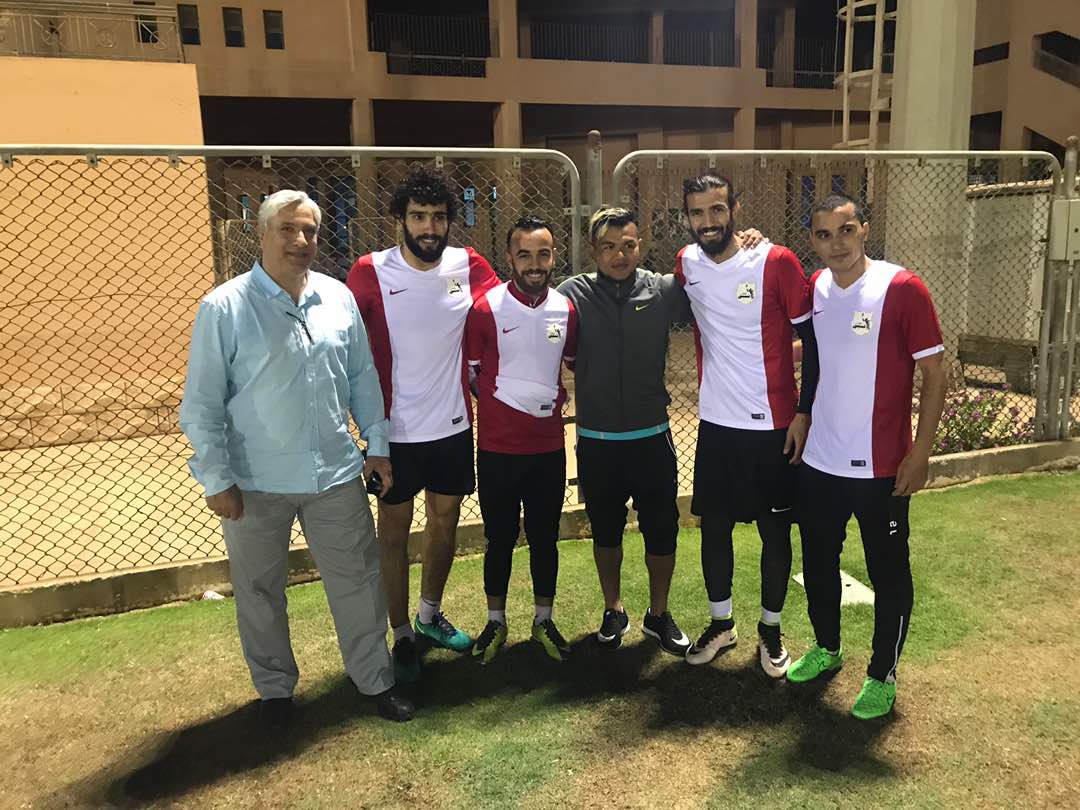 ماريو مع عبد الناصر محمد مدير الكرة بإنبى واللاعبين