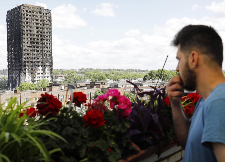 مواطن يلتقط صور امام برج لندن المحترق