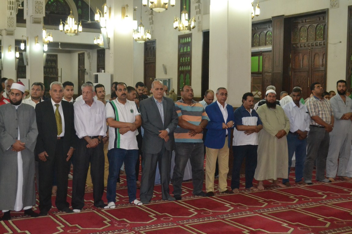 محافظ السويس والقيادات يحتفلون بذكري ليلة القدر بمسجد سيد الشهداء (5)