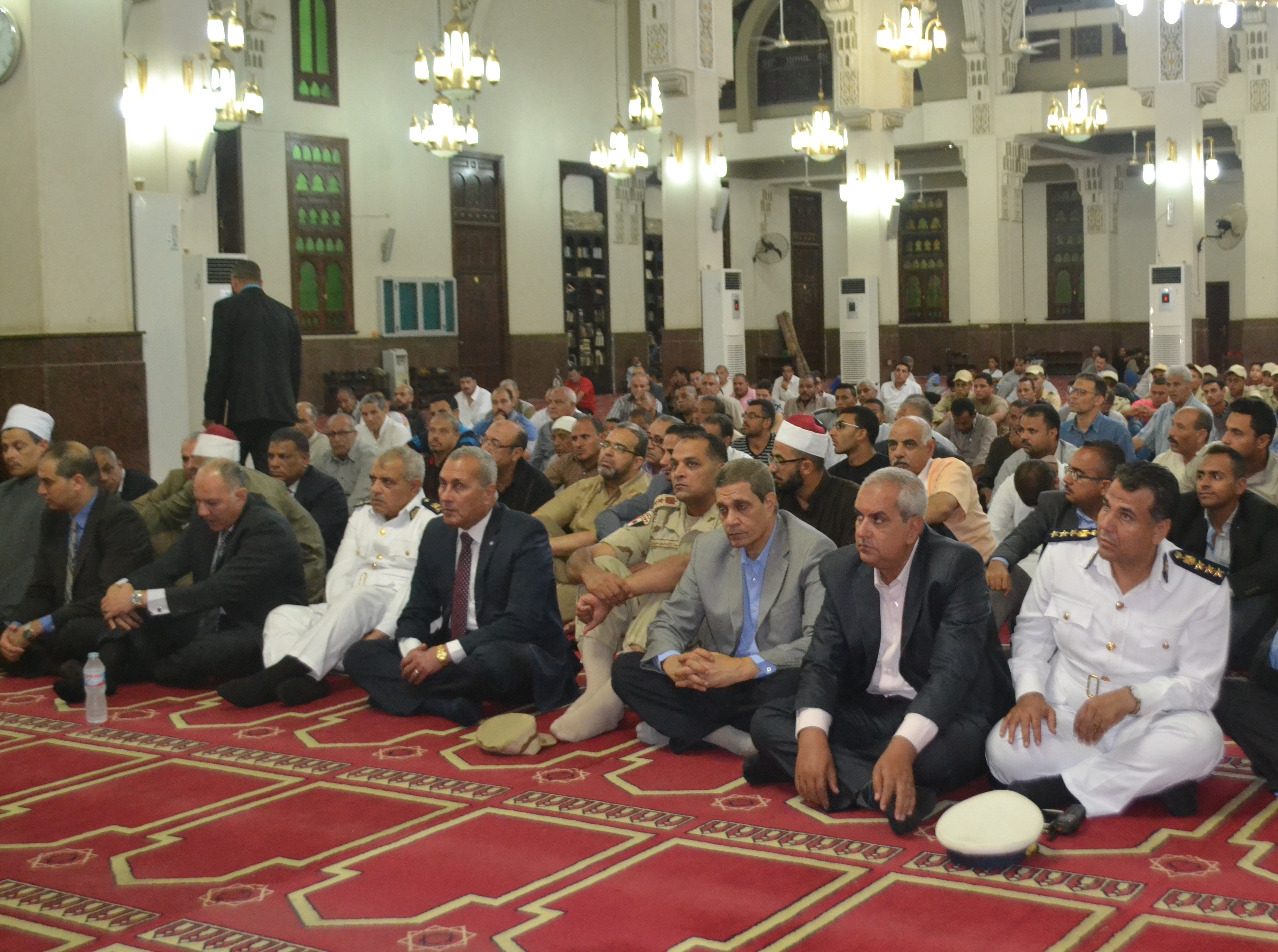 محافظ السويس والقيادات يحتفلون بذكري ليلة القدر بمسجد سيد الشهداء (8)