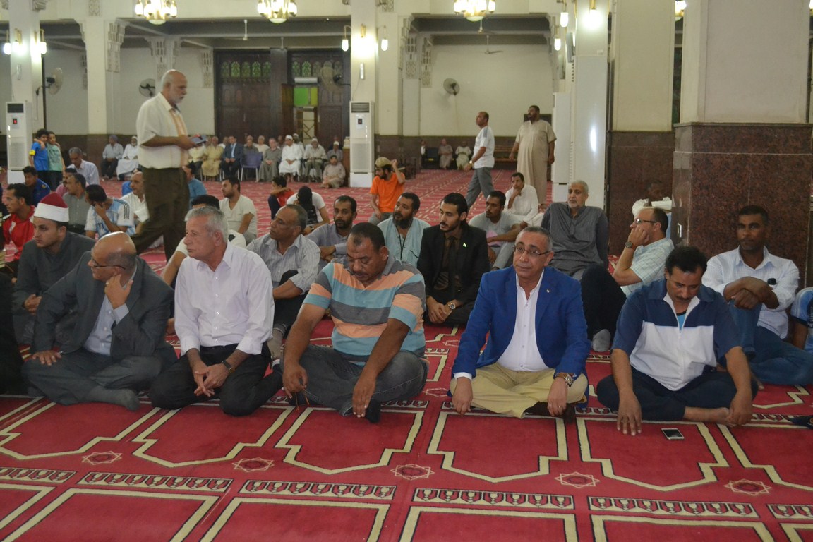 محافظ السويس والقيادات يحتفلون بذكري ليلة القدر بمسجد سيد الشهداء (11)