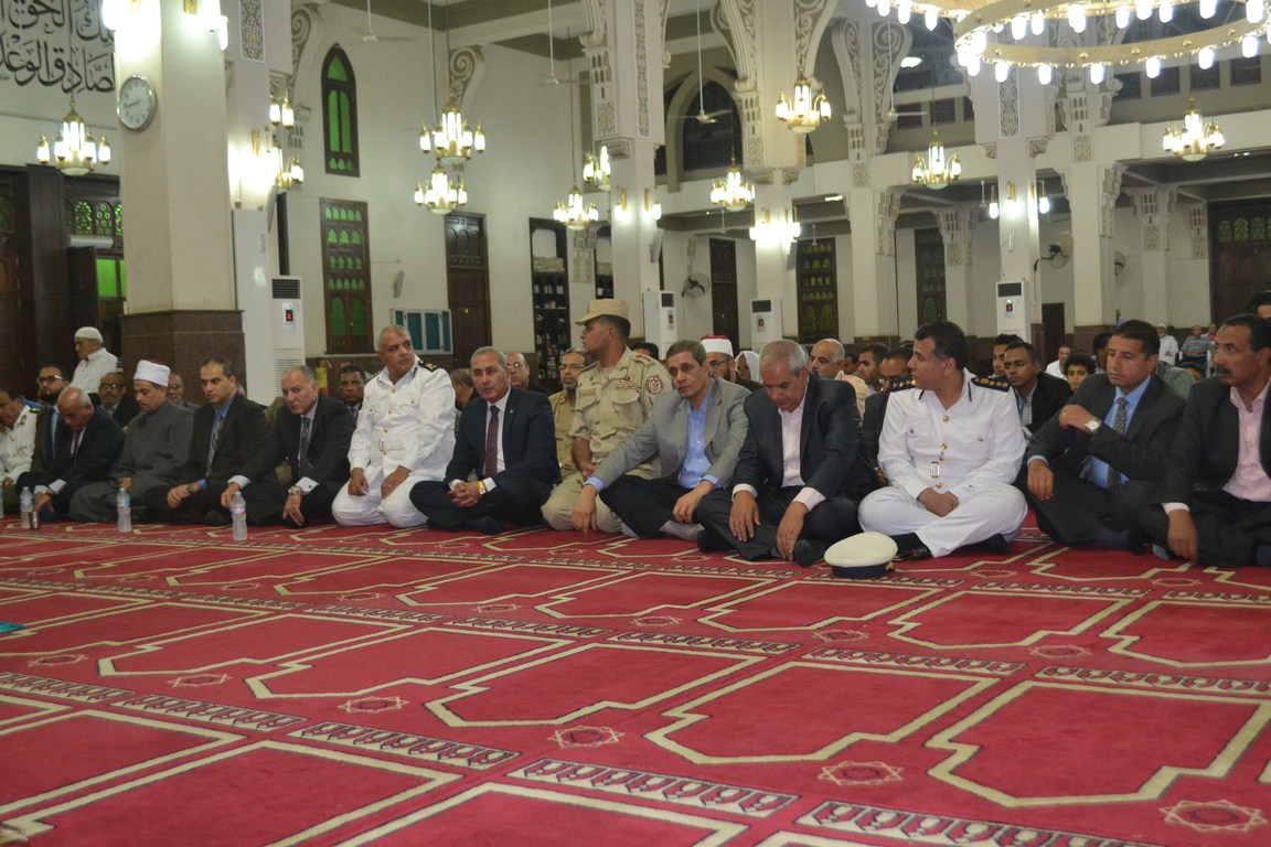 محافظ السويس والقيادات يحتفلون بذكري ليلة القدر بمسجد سيد الشهداء (6)