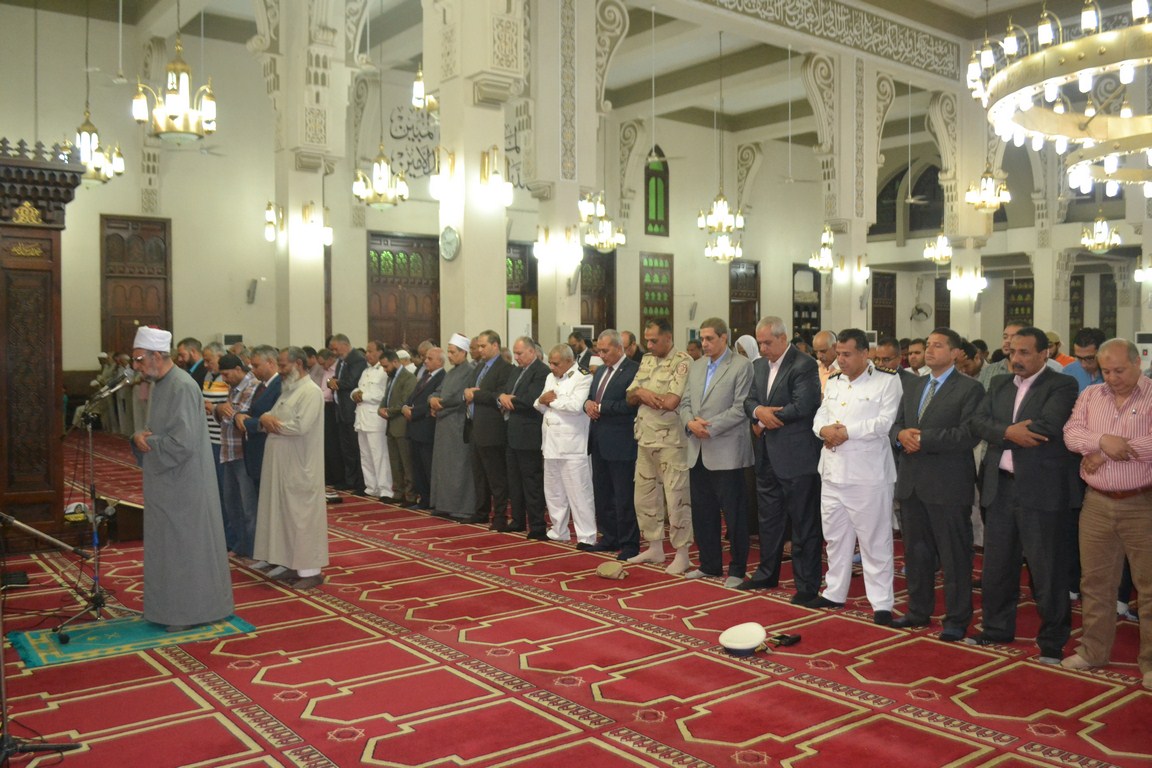محافظ السويس والقيادات يحتفلون بذكري ليلة القدر بمسجد سيد الشهداء (3)