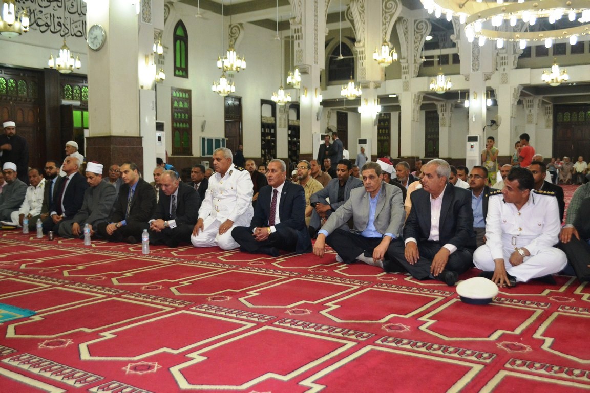 محافظ السويس والقيادات يحتفلون بذكري ليلة القدر بمسجد سيد الشهداء (10)