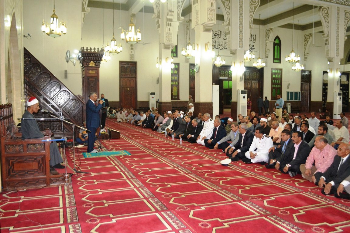 محافظ السويس والقيادات يحتفلون بذكري ليلة القدر بمسجد سيد الشهداء (1)