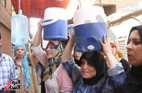 السيدات بأولاد صقر يحملن جراكن مياه الشرب